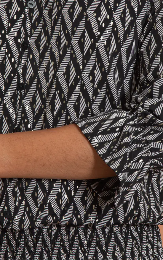 Budget ๐งจ Klass Shimmer Diamond Print Smocked Hem Top Black/White ๐ - Image 4