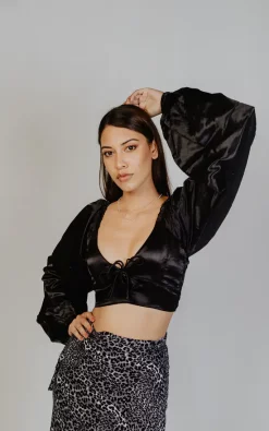 Best Pirce 🎁 Queeen Black Plunge Neckline Shirred Back Crop Top 😀