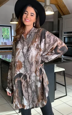 Coupon 😉 Blue Vanilla Joelle Snake Print High Low 👚 Shirt 🔥