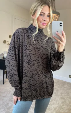 Wholesale 👏 KURT MULLER High Frill Neck Leopard Top In Mocha Brown 🎉