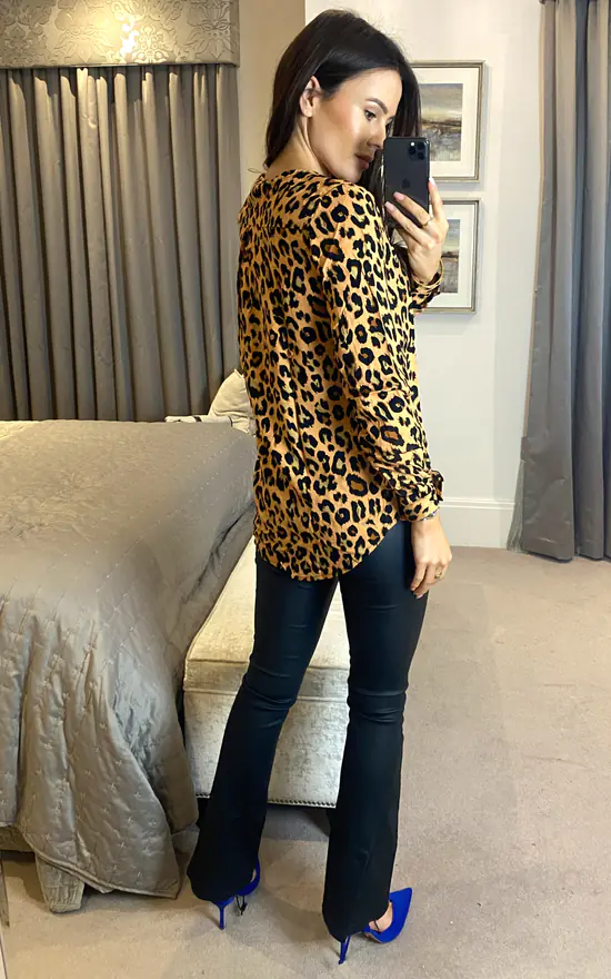 Discount ๐งจ VILA Long Sleeve V Neck Leopard Print Blouse In Brown ๐ฏ - Image 4