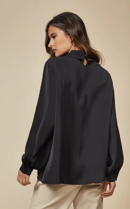 New 𧨠HOXTON GAL Relaxed Fit Long Sleeves Ruffle Neck Top With Button Details In Black π - Image 4